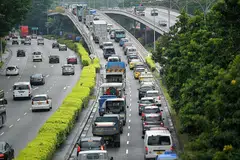 RAMAI LANJUTKAN COE KERETA: Pemilik kenderaan, terutama kereta, di Singapura melanjutkan tempoh COE sekali gus menambah kenderaan berusia di jalan raya. - Foto Fail
