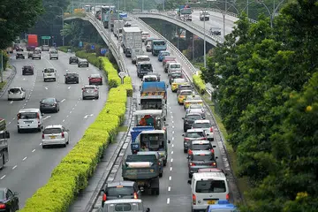 RAMAI LANJUTKAN COE KERETA: Pemilik kenderaan, terutama kereta, di Singapura melanjutkan tempoh COE sekali gus menambah kenderaan berusia di jalan raya. - Foto Fail
