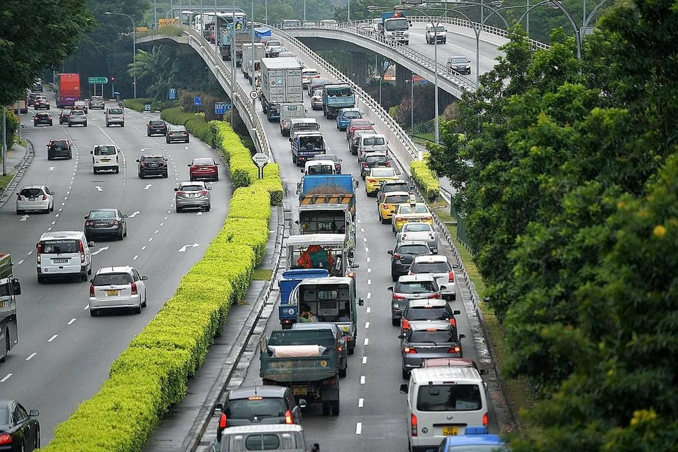 RAMAI LANJUTKAN COE KERETA: Pemilik kenderaan, terutama kereta, di Singapura melanjutkan tempoh COE sekali gus menambah kenderaan berusia di jalan raya. - Foto Fail
