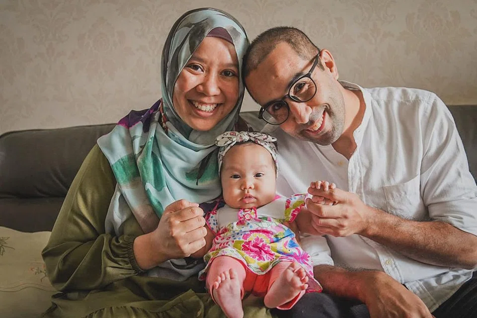 KISAH QASIDAH: Cik Nurhuda Mohamed Khamis bertemu Encik Anass Samsar, warga Maghribi ketika beliau datang ke Singapura untuk mempamerkan persembahan qasidah di Singapura pada 2017. Bersama mereka ialah anak perempuan mereka. - Foto BH oleh NUR DIYANA TAHA