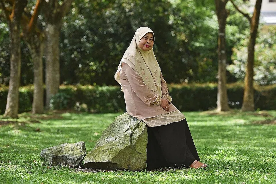 TEROKA WARISAN: Profesor Hadijah (kiri) ingin orang ramai menggunakan sambutan Bicentennial Singapura sebagai peluang untuk menggali dan mengkaji sejarah Melayu yang seringkali diabaikan. - Foto BH oleh JASMINE CHOONG