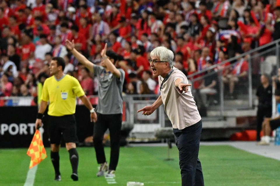 Ketua jurulatih nasional Tsutomu Ogura berteriak memberikan arahan kepada anak didiknya semasa Singapura bertemu Korea Selatan di Stadium Negara pada 6 Jun. 