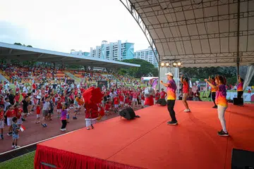 RAMAI HADIR: Hadirin Pesta Kejiranan GetActive! di Stadium Bedok kelihatan menari secara beramai.