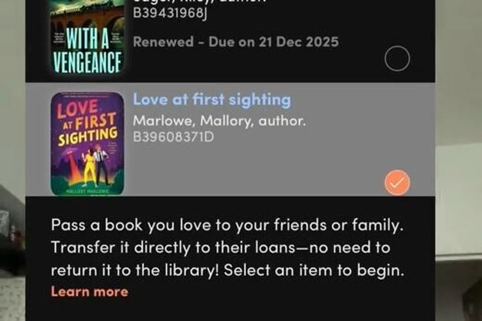 Dinamakan Pass It On, ciri baru ini merupakan satu ciri yang diperkenalkan oleh Lembaga Perpustakaan Negara (NLB), yang membolehkan pengguna memindahkan bahan fizikal yang dipinjam terus ke akaun pinjaman seorang lagi anggota NLB.