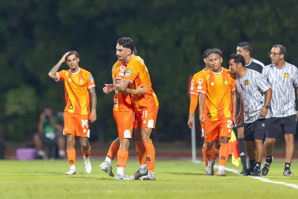 Pasukan Hougang United, di bawah bimbingan Akbar Nawas, mempamerkan prestasi yang memberangsangkan apabila menentang juara bertahan Liga Perdana Singapura (SPL), Lion City Sailors. Walaupun mendahului perlawanan 2-0, mereka akhirnya terikat 2-2.