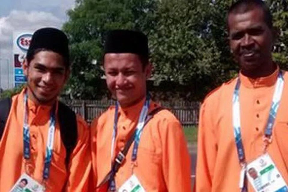 BERKURUNG JINGGA: Tiga pemain skuad ragbi Malaysia mengenakan baju kurung untuk menyambut Lebaran di Glasgow. - Foto internet 