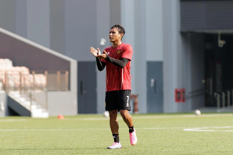 Bekas bek kanan Lion City Sailors dan Jurong, Zulqarnaen Suzliman kini memikul tanggungjawab sebagai kapten pasukan Hougang United.