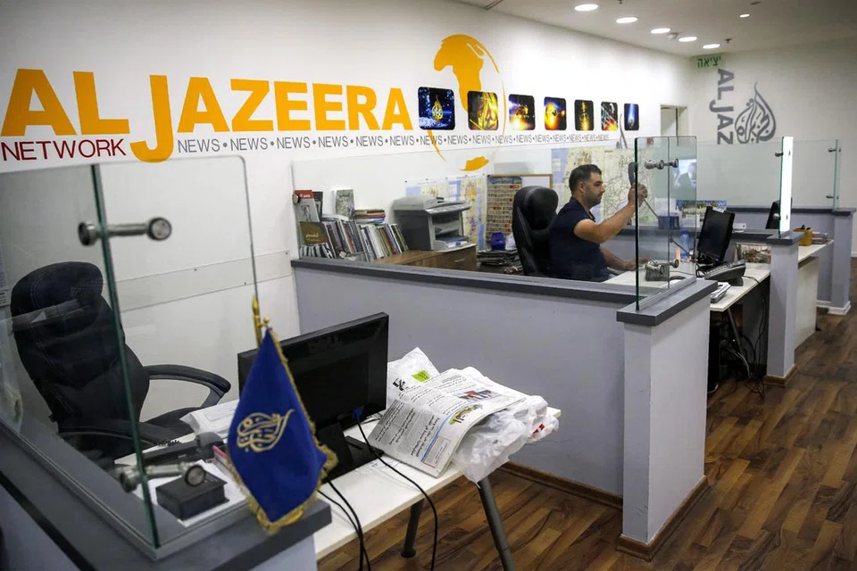 Seorang pekerja rangkaian berita dan saluran televisyen berpangkalan di Qatar, Al Jazeera, dilihat di pejabat saluran tersebut di Baitulmakdis. Penguasa Palestin (PA) mengarahkan penggantungan penyiaran rangkaian Al Jazeera yang berpusat di Qatar di seluruh wilayah Palestin