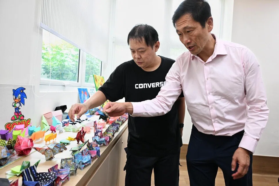Menteri Kesihatan, Encik Ong Ye Kung (kanan), semasa majlis perasmian kemudahan Vanguard Healthcare di Hougang pada 5 Oktober.