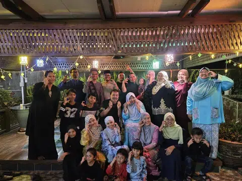 Foto kenangan pelancong Singapura, Cik Nur Jannah Mohamed (kanan), bersama keluarga dan sahabat mereka ketika menyambut Aidilfitri 2024 di inap desa di Sijangkang, Telok Panglima Garang, Selangor. Bagi 2026, beliau dan keluarga memilih inap desa di Sekinchan, Selangor pula, dari 10 hingga 13 April untuk menyambut Aidilfitri dan mengadakan rumah terbuka buat sahabat handai.