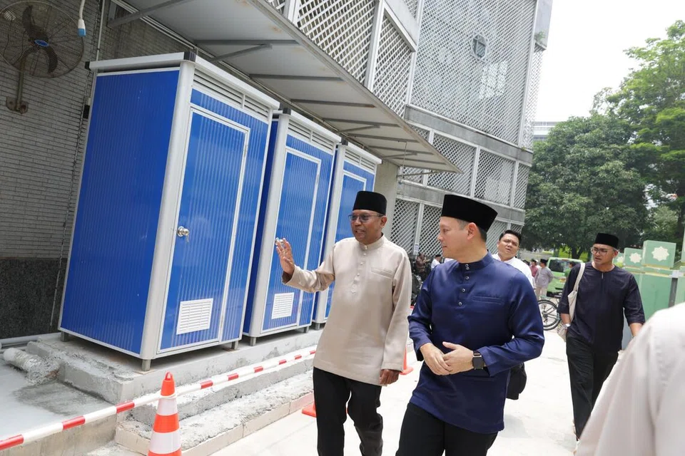 Pemangku Menteri Bertanggungjawab bagi Ehwal Masyarakat Islam, Encik Zaqy Mohamad (kanan) dan Pengerusi Eksekutif Masjid Ar-Raudhah, Encik Zuraimi Abdul Basheer (kiri),  pada 9 Oktober meninjau kemudahan sementara yang disediakan untuk jemaah sepanjang kerja naik taraf dijalankan.
