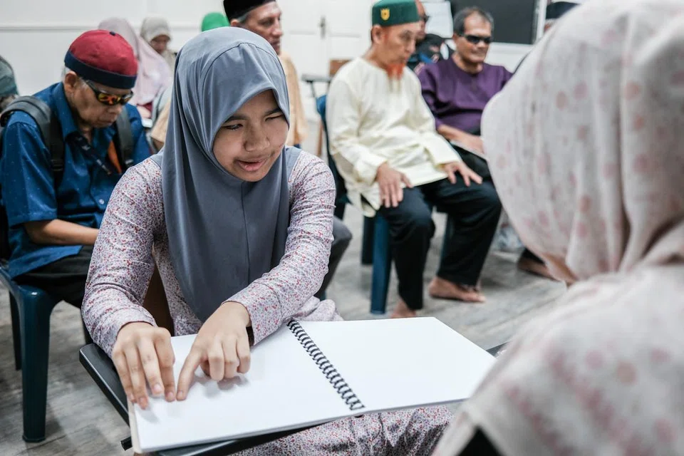 Kira-kira 15 pelajar kurang daya penglihatan menghadiri kelas Al-Quran Braille di bawah BYSD. Memandangkan setiap pelajar mempunyai tahap pemahaman yang berbeza, sesi bacaan bersama Ustazah Izzati dan Ustazah Qurratu’ain dijalankan secara individu dengan pelajar lain menunggu giliran masing-masing.
