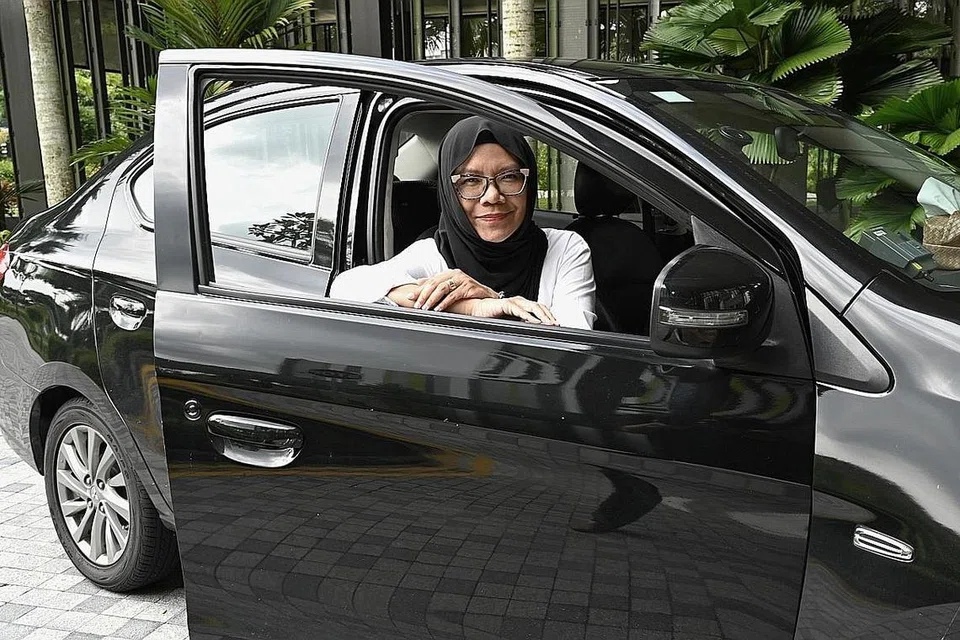 LEBIH BERJIMAT: Dengan menggunakan kereta sewa berbanding memiliki kereta baru, Cik Sheila Salleh berkata beliau dapat berjimat sekitar $400 hingga $500 setiap bulan. Malah, kereta Mitsubishi Attrage yang disewanya juga jimat bahan api, dengan beliau membelanjakan sekitar $70 atau kurang setiap minggu untuk membeli minyak petrol. - Foto BH oleh KHALID BABA