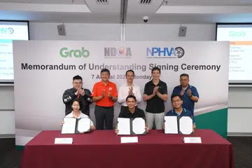 KOMITED: Memorandum Persefahaman (MOU) antara Grab Singapore dengan persatuan gabungan Kongres Kesatuan Sekerja Kebangsaan (NTUC) ditandatangani oleh (barisan depan, dari kiri) Setiausaha eksekutif Persatuan Pejuang Penghantaran Nasional (NDCA), Cik Jean See; pengarah urusan Grab Singapura Encik Yee Wee Tang dan setiausaha eksekutif Persatuan Kenderaan Sewa Privet Nasional (NPHVA) Raven Lee pada Isnin. Ia turut disaksikan oleh (barisan belakang, dari kiri) Presiden NDCA, Encik Goh Yong Wei; Setiausaha Agung NTUC, Encik Ng Chee Meng, Menteri Negara Kanan (Tenaga Manusia) Dr Koh Poh Koon; Ketua Pegawai Operasi Grab, Encik Alex Hungate, dan Ketua NPHVA, Encik Joseph Goh.