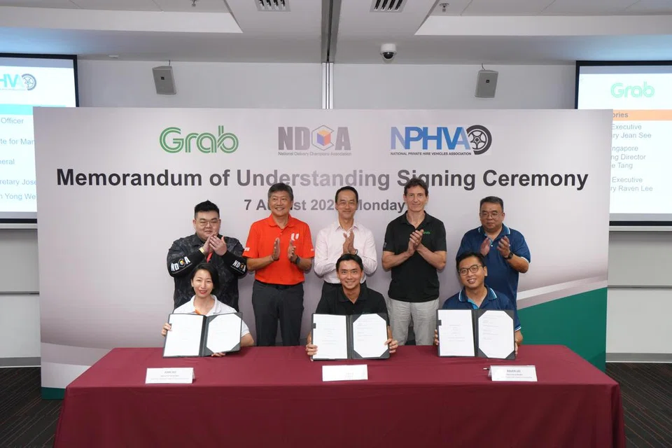 KOMITED: Memorandum Persefahaman (MOU) antara Grab Singapore dengan persatuan gabungan Kongres Kesatuan Sekerja Kebangsaan (NTUC) ditandatangani oleh (barisan depan, dari kiri) Setiausaha eksekutif Persatuan Pejuang Penghantaran Nasional (NDCA), Cik Jean See; pengarah urusan Grab Singapura Encik Yee Wee Tang dan setiausaha eksekutif Persatuan Kenderaan Sewa Privet Nasional (NPHVA) Raven Lee pada Isnin. Ia turut disaksikan oleh (barisan belakang, dari kiri) Presiden NDCA, Encik Goh Yong Wei; Setiausaha Agung NTUC, Encik Ng Chee Meng, Menteri Negara Kanan (Tenaga Manusia) Dr Koh Poh Koon; Ketua Pegawai Operasi Grab, Encik Alex Hungate, dan Ketua NPHVA, Encik Joseph Goh.