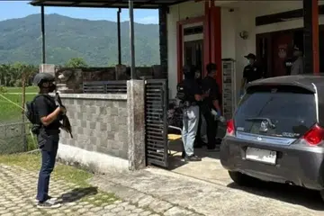 Unit Densus 88 Anti-Pengganasan Polis Nasional Indonesia menahan dua penjawat awam yang disyaki terlibat dalam rangkaian pengganas di Banda Aceh pada5 Ogos 2025.