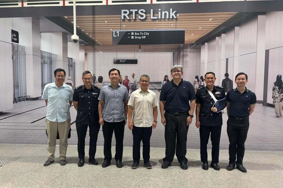 Menteri Undang-Undang merangkap Menteri Kedua Ehwal Dalam Negeri, Encik Edwin Tong (tengah) memuat naik satu catatan di media sosial mengenai lawatannya ke Stesen MRT Woodlands North yang dilakukan pada Oktober 2025.