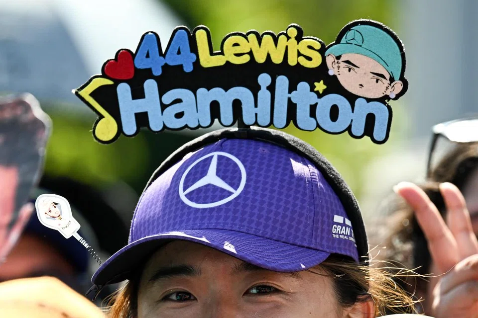 Seorang peminat dilihat memakai topi Mercedes dan ikatan di kepala dengan kata-kata, ‘44 Lewis Hamilton’ di luar paddock (tempat duduk utama perlumbaan) dan berharap untuk melihat ketibaan pemandu sebelum mulanya perlumbaan Grand Prix (GP) Formula Satu (F1) di Singapura pada 22 September 2024.