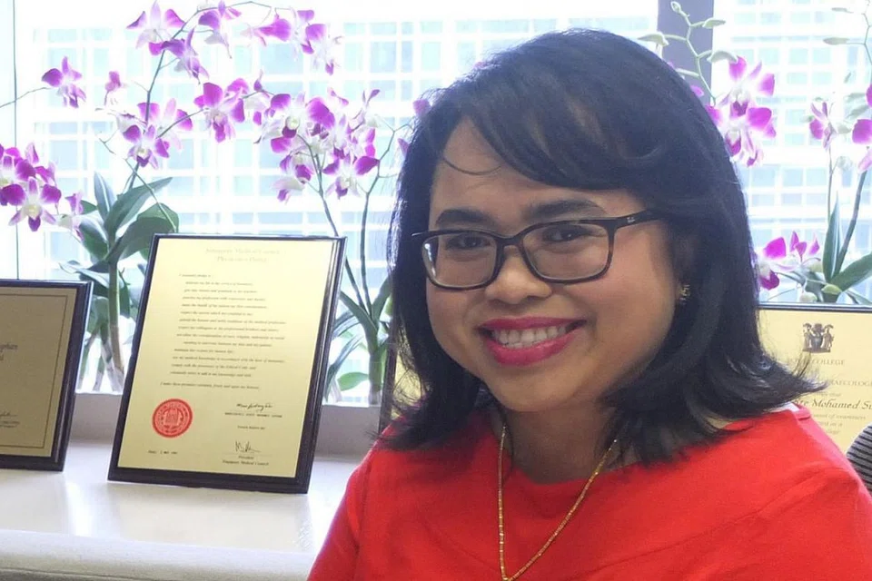 Dr Nurhidayati Mohamed Suphan (atas).