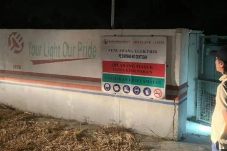 Suspek disyaki terkena renjatan elektrik ketika cuba mencuri kabel di pencawang elektrik di Kampung Gentisan, Manggatal, Kota Kinabalu, dan mengalami kelecuran teruk, selain menyebabkan ratusan penduduk kampung bergelap akibat terputus bekalan elektrik.