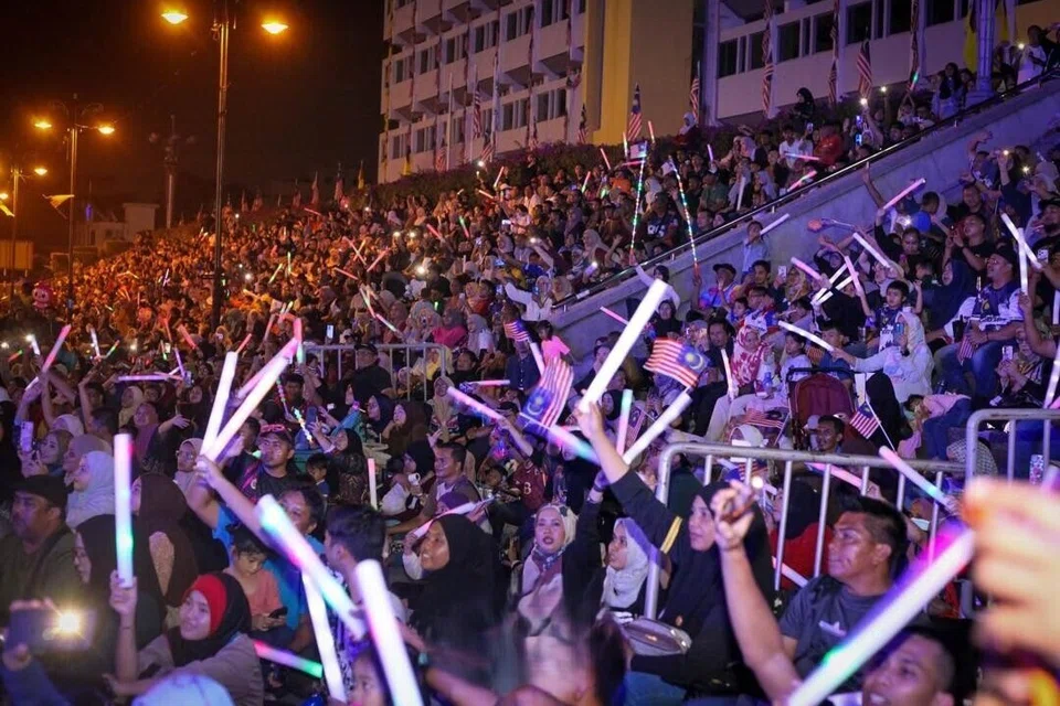 Lebih 5,000 warga Negeri Sembilan berkumpul di padang Majlis Bandaraya Seremban pada malam 15 September, untuk acara, Ambang Hari Malaysia. Hari Malaysia disambut pada 16 September setiap tahun.