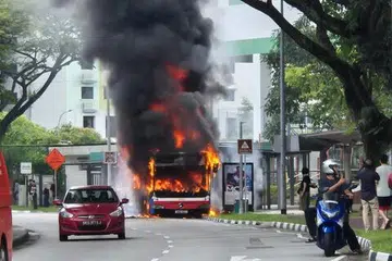 Sebuah bas perkhidmatan awam terbakar di sebuah perhentian bas berhampiran Sekolah Rendah Woodgrove di Woodlands pada 5 Mei.