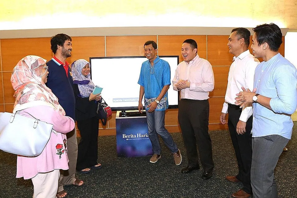 DIALOG KESIHATAN: Encik Amrin menekankan pentingnya orang ramai membuat perancangan awal bagi penjagaan jangka panjang dalam sesi dialog Bincang Kesihatan di auditorium SPH semalam. - Foto BH oleh ZALEHA ABDUL KADER