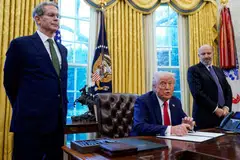 Setiausaha Perbendaharaan Amerika Syarikat, Encik Scott Bessent (kiri), dan Setiausaha Perdagangan, Encik Howard Lutnick, berdiri di sisi Presiden Amerika, Encik Donald Trump, di Rumah Putih.
