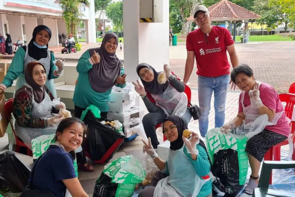 Relawan Project Pencil Singapore memilih dan membersihkan buah-buahan dan sayur-sayuran yang belum rosak untuk diagihkan di Pasar Satelit Yishun.
