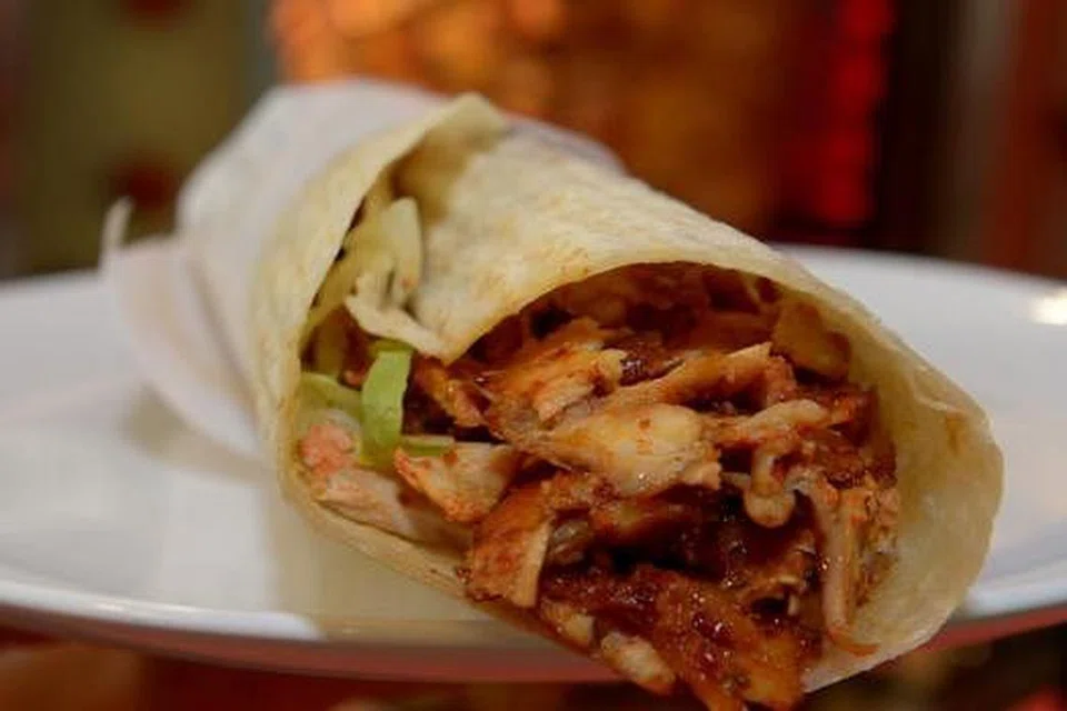 YANG PENTING 'EPIK'!: Doner kebab ayam sepanjang sekitar 25 sentimeter ini digulung dengan roti tortila yang rendah kalori, sesuai untuk mereka yang mahu menjaga kesihatan. - Foto-foto TUKIMAN WARJI