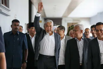 Timbalan Perdana Menteri Malaysia, Datuk Seri Dr Ahmad Zahid Hamidi (tengah), antara yang dilepas tanpa dibebaskan oleh Mahkamah Tinggi Kuala Lumpur daripada 47 tuduhan kes pecah amanah, rasuah dan pengubahan wang haram berkait dana awam Yayasan Akalbudi yang diasaskannya, pada September 2023.