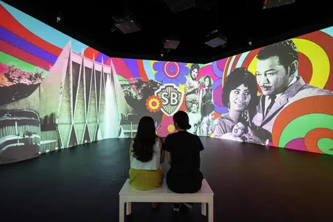 Bilik tayangan di pameran SingaPop! yang meraikan 60 tahun budaya pop Singapura memaparkan produksi televisyen tempatan dan filem serta bangunan nostalgia.