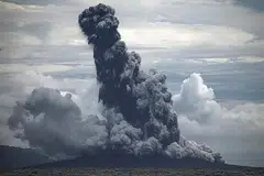 KEBIMBANGAN TERKINI: Kedua-dua rekahan itu muncul apabila ketinggian gunung berapi Anak Krakatau berkurangan daripada 338 meter kepada 110 meter menyusuli ledakannya pada 22 Disember lalu. - Foto REUTERS