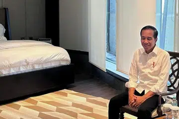 Presiden Joko ‘Jokowi’ Widodo dalam pos di Instagramnya pada 30 Julai memaparkan bilik tidurnya di Istana Negara IKN  - sebuah bangunan besar yang berfungsi sebagai kediaman rasmi Presiden Indonesia. 