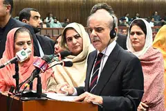 Perdana Menteri Pakistan yang baru dipilih, Encik Shehbaz Sharif, menyampaikan ucapan selepas dilantik sebagai Perdana Menteri Pakistan untuk penggal kedua di bangunan Perhimpunan Kebangsaan di Islamabad. 
