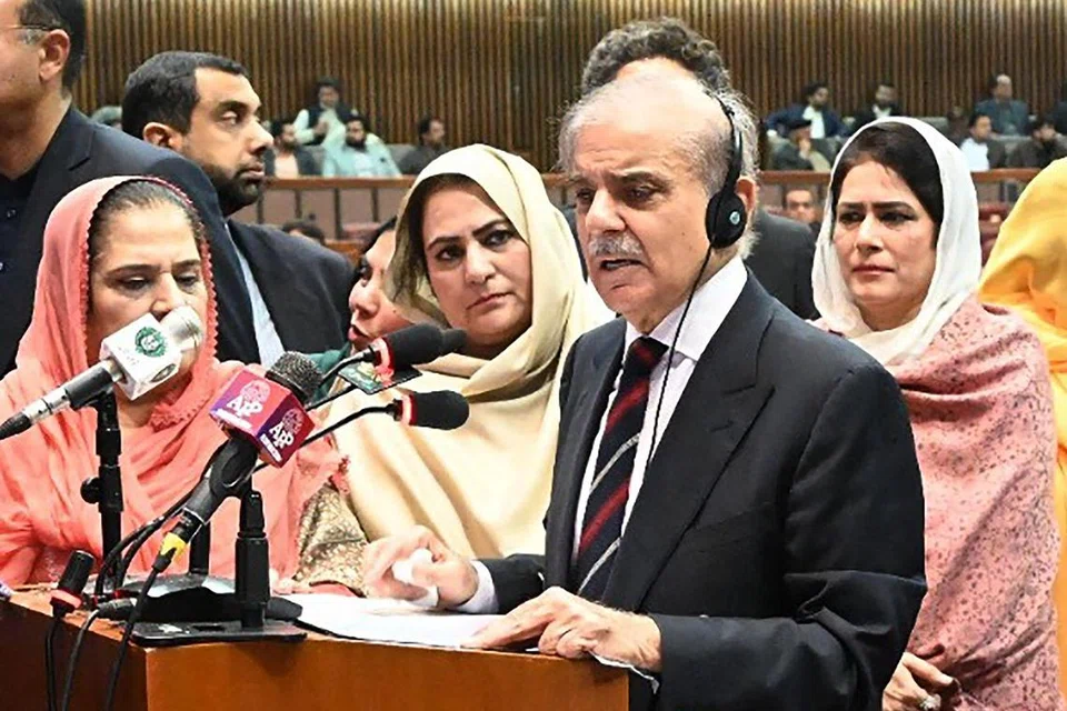 Perdana Menteri Pakistan yang baru dipilih, Encik Shehbaz Sharif, menyampaikan ucapan selepas dilantik sebagai Perdana Menteri Pakistan untuk penggal kedua di bangunan Perhimpunan Kebangsaan di Islamabad. 