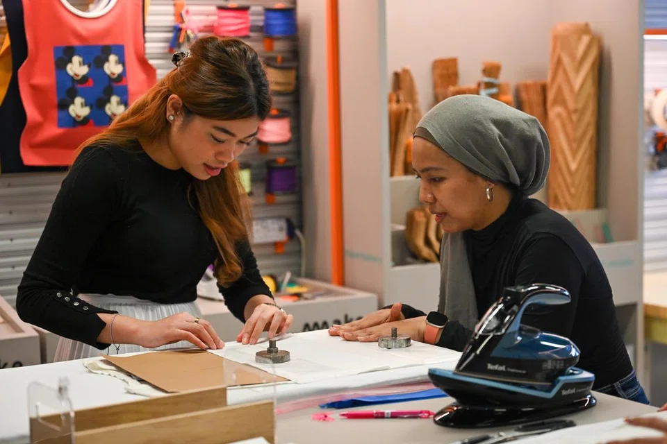 MENCETUS KREATIVITI: Wartwan Dahlia Zulkifli mencuba menghasilkan ‘Beg-Tee’ dengan menggunakan T-Shirt yang tidak digunakan lagi.