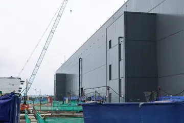 Dalam gambar yang dirakam pada 4 Februari 2026 ini, sebuah pusat data Microsoft masa depan sedang dibina di Karawang, Jawa Barat. Bunyi dengungan tanpa henti memenuhi pusat data Microsoft tanpa tingkap berhampiran Jakarta, sebahagian daripada ledakan pembinaan teknologi di Asia Tenggara yang menjanjikan peluang ekonomi namun memerlukan penggunaan sumber yang besar. 