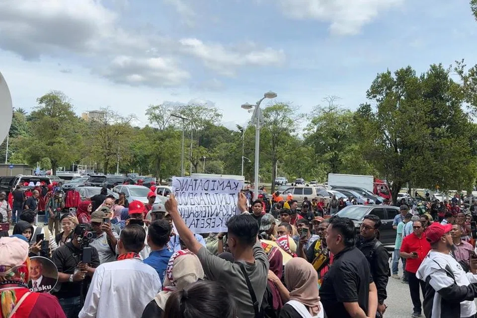 Penyokong bekas Perdana Menteri Malaysia, Encik Najib Tun Razak, membanjiri perkarangan Istana Kehakiman Putrajaya untuk memberi sokongan terhadap bekas Presiden Umno itu yang mengemukakan semakan kehakiman bagi mengesahkan kewujudan titah adendum (perintah tambahan) Yang di-Pertuan Agong ke-16, Sultan Abdullah Ahmad Shah, yang membenarkan beliau menjalani baki hukuman penjara sebagai tahanan di rumah.
