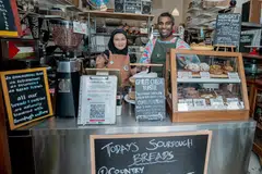 Pemilik Woodlands Sourdough, di Upper Thomson Road dikendalikan oleh pasangan suami isteri, Cik Nurhasanah Johari dan Encik Chalith Kariyawasam. 