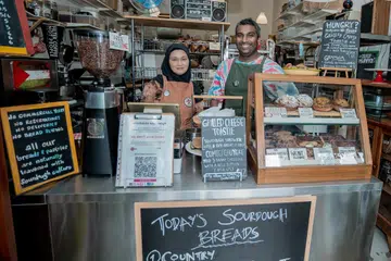 Pemilik Woodlands Sourdough, di Upper Thomson Road dikendalikan oleh pasangan suami isteri, Cik Nurhasanah Johari dan Encik Chalith Kariyawasam. 