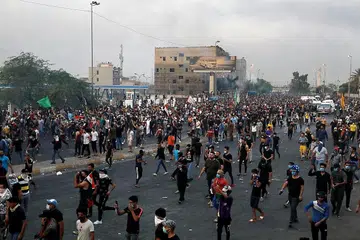 TUNJUK PERASAAN: Penunjuk perasaan berkumpul di Baghdad,bagi melahirkan kemarahan mereka atas silap tadbir pemerintah serta peluang pekerjaan yang semakin sukar. - Foto REUTERS