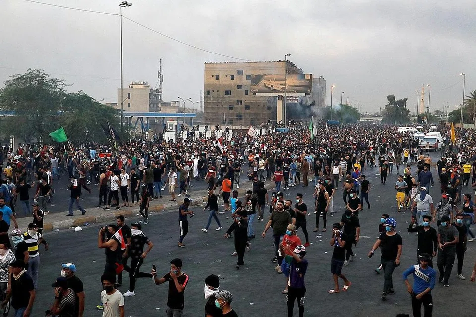TUNJUK PERASAAN: Penunjuk perasaan berkumpul di Baghdad,bagi melahirkan kemarahan mereka atas silap tadbir pemerintah serta peluang pekerjaan yang semakin sukar. - Foto REUTERS
