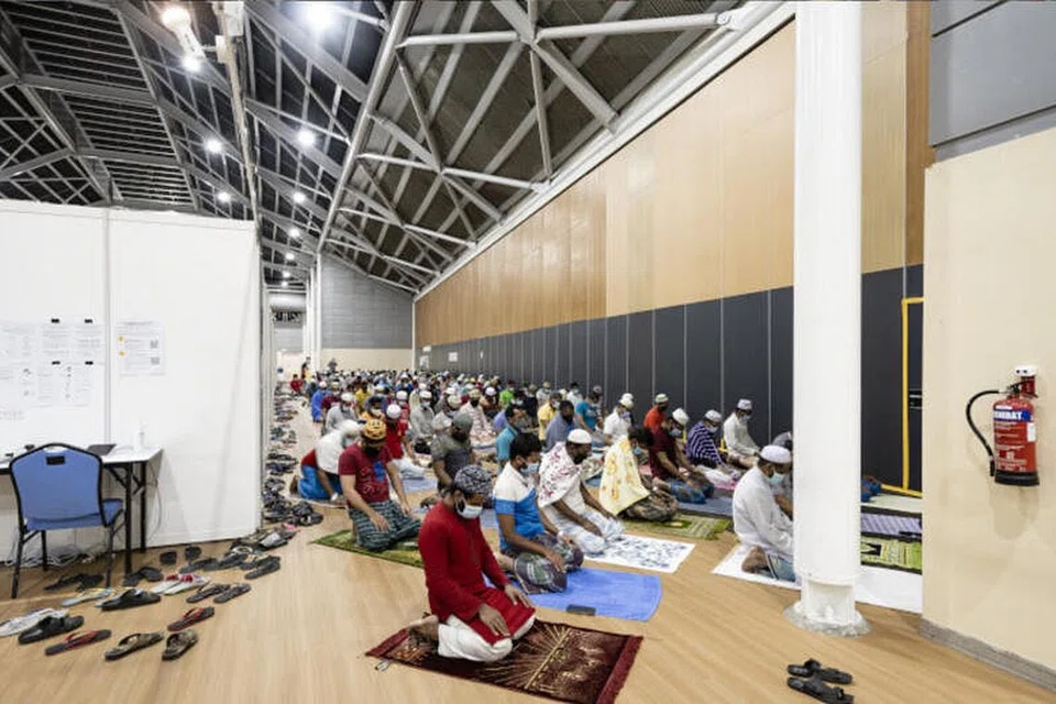 SEBAK TERASA: Foto sekumpulan pekerja asing yang dikuarantin di kemudahan pengasingan masyarakat mendirikan solat jemaah selepas berbuka puasa di Singapore Expo menyentuh jiwa jurugambar yang merakamnya bagi pameran di Muzium Negara, Encik Zakaria Zainal. - Foto ZAKARIA ZAINAL/MUZIUM NEGARA