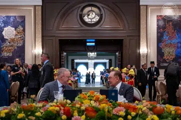 Perdana Menteri Malaysia, Datuk Seri Anwar Ibrahim (kanan) menerima kehadiran rakan sejawatnya dari Australia, Encik Anthony Albanese, pada 16 April di Putrajaya.