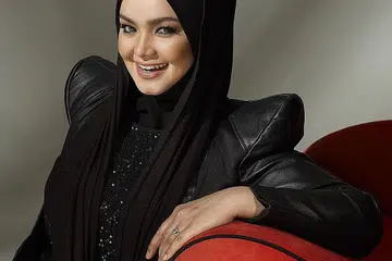 DAPAT SAMBUTAN MENGGALAKKAN: Siti Nurhaliza berkata beliau mencari lagu yang mempunyai melodi yang sedap didengar serta muzik segar untuk album terbarunya. - Foto fail