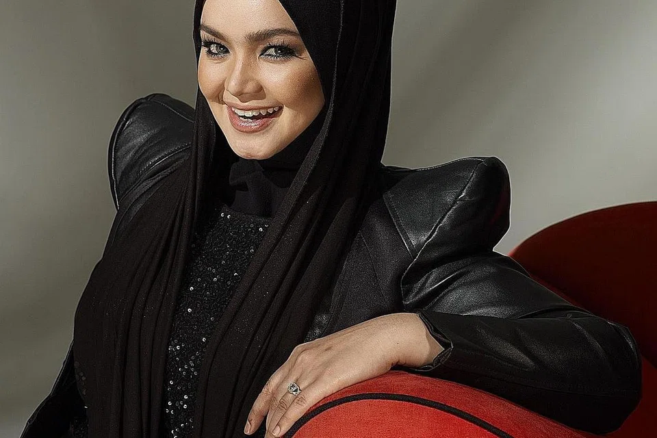 DAPAT SAMBUTAN MENGGALAKKAN: Siti Nurhaliza berkata beliau mencari lagu yang mempunyai melodi yang sedap didengar serta muzik segar untuk album terbarunya. - Foto fail