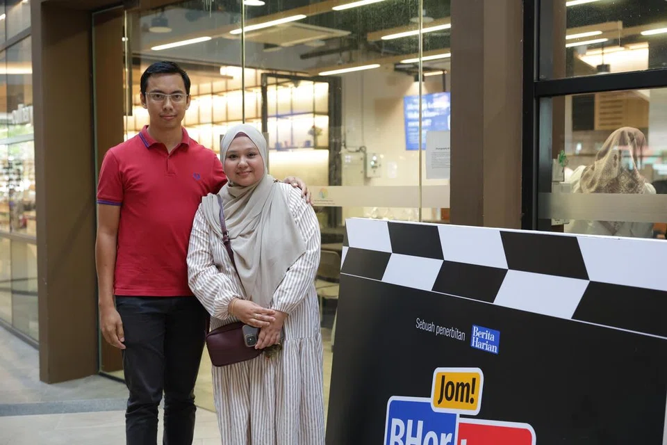 Pasangan Cik Siti Nur Hidayah Mahmood, 38 tahun, dan Encik Khairul Anwar Ahmad Mahbob, 38 tahun, yang mengusahakan perniagaan pendidikan berasaskan percetakan 3D, antara 35 peserta yang menghadiri sesi podcast secara langsung dan membuat pastri anjuran Berita Harian di Wisma Geylang Serai pada 25 Oktober.