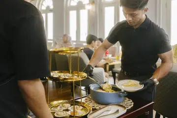 The White Label memperkenalkan bufet troli hujung minggu berharga $49++ bagi setiap pelanggan. Konsep bufet troli itu dapat mengurangkan pembaziran dan peluang bagi kakitangan restoran berinteraksi dengan pelanggan. 