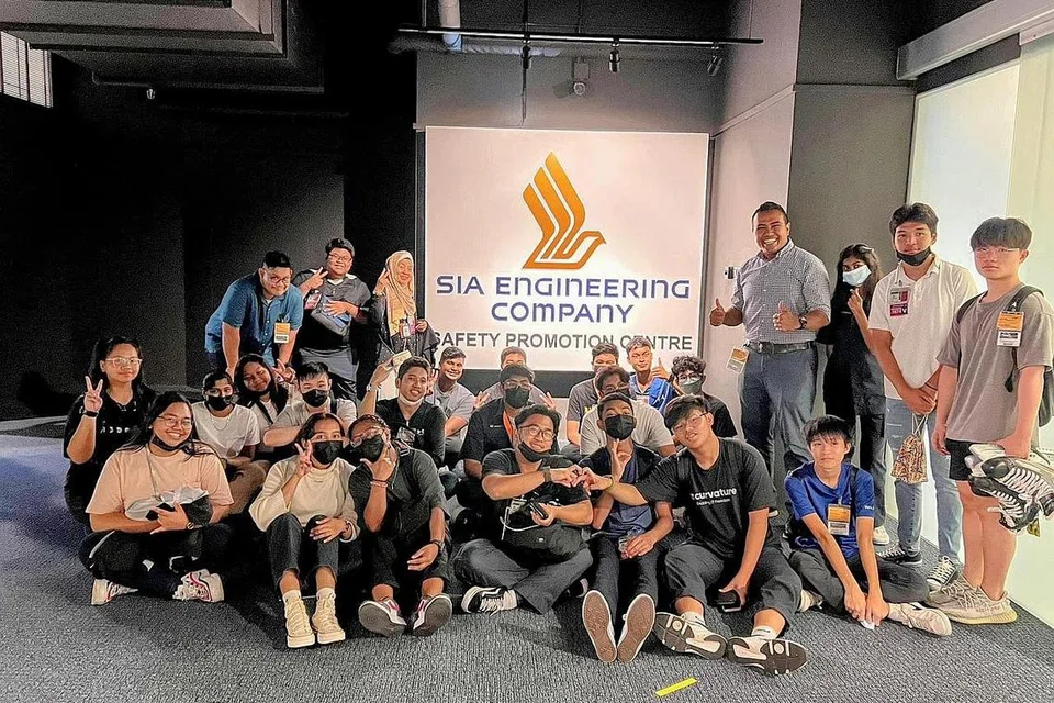 DARMAWISATA: Encik Sharael Taha (berdiri empat dari kanan) bersama peserta yang mengunjungi SIA Engineering Company (SIAEC) untuk melihat dan mempelajari operasi dan pekerjaan di syarikat itu. - Foto M³@PASIR RIS-PUNGGOL